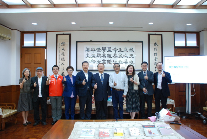 台南應大推動台灣原創漫畫，頒發林奎佑（魚夫）榮譽教授圖片