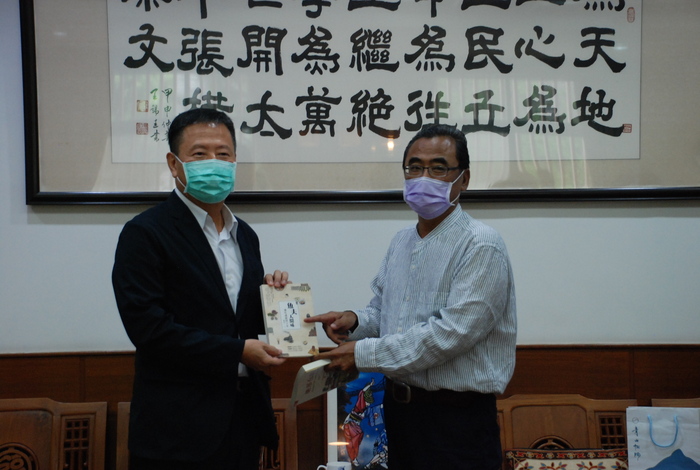 台南應大推動台灣原創漫畫，頒發林奎佑（魚夫）榮譽教授圖片