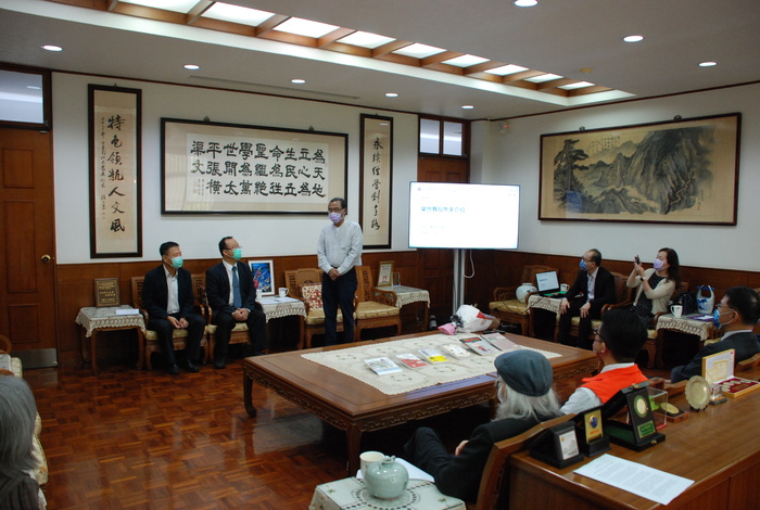 台南應大推動台灣原創漫畫，頒發林奎佑（魚夫）榮譽教授圖片