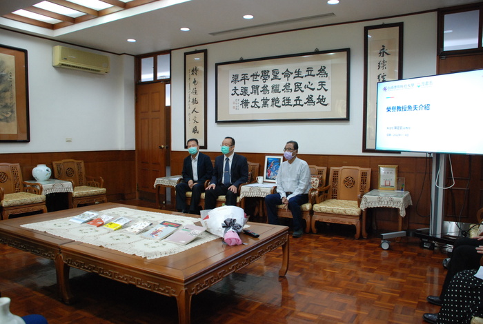 台南應大推動台灣原創漫畫，頒發林奎佑（魚夫）榮譽教授圖片