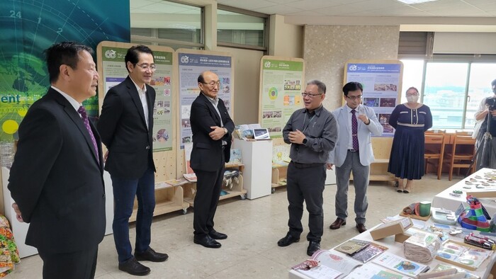 與會貴賓參觀南應大高教暨USR計畫靜態成果展示 (一)