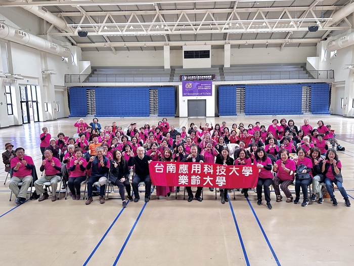南應大樂齡大學期末成果展—校長與每一位學員一起合影圖片